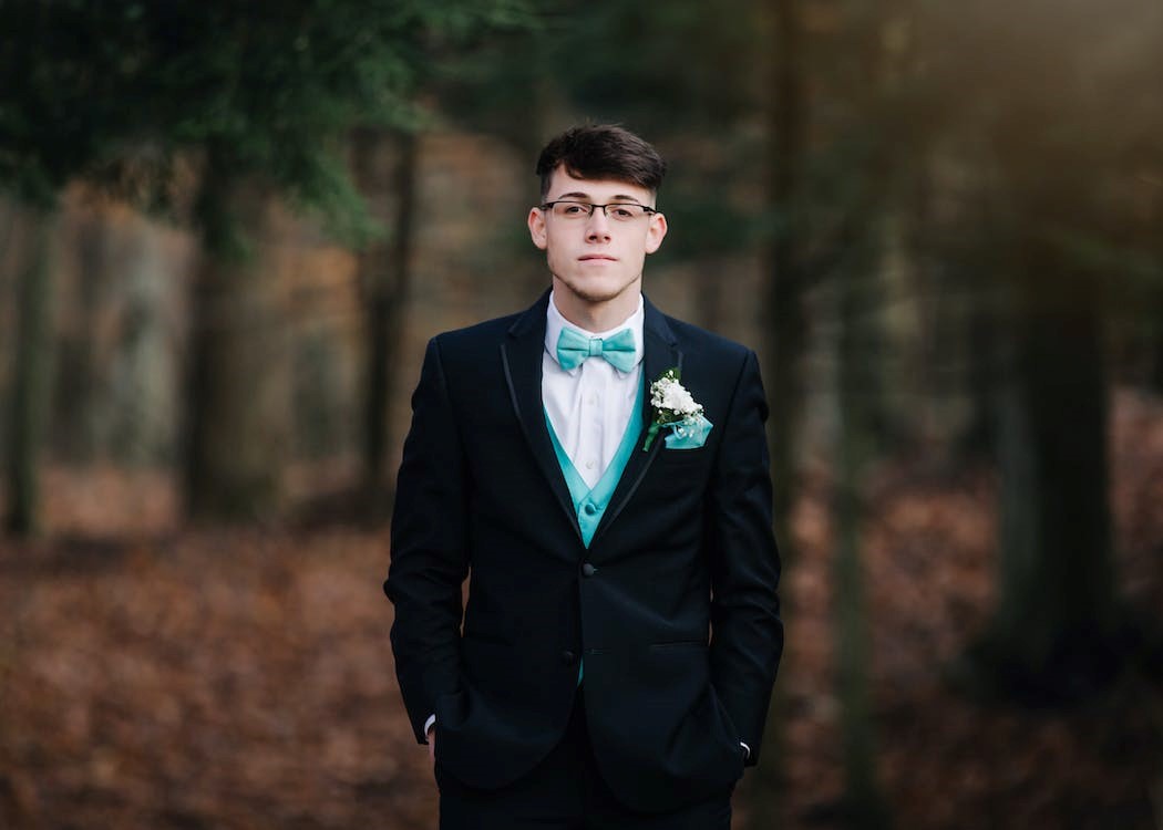 How do you Dress up a Prom Suit?
